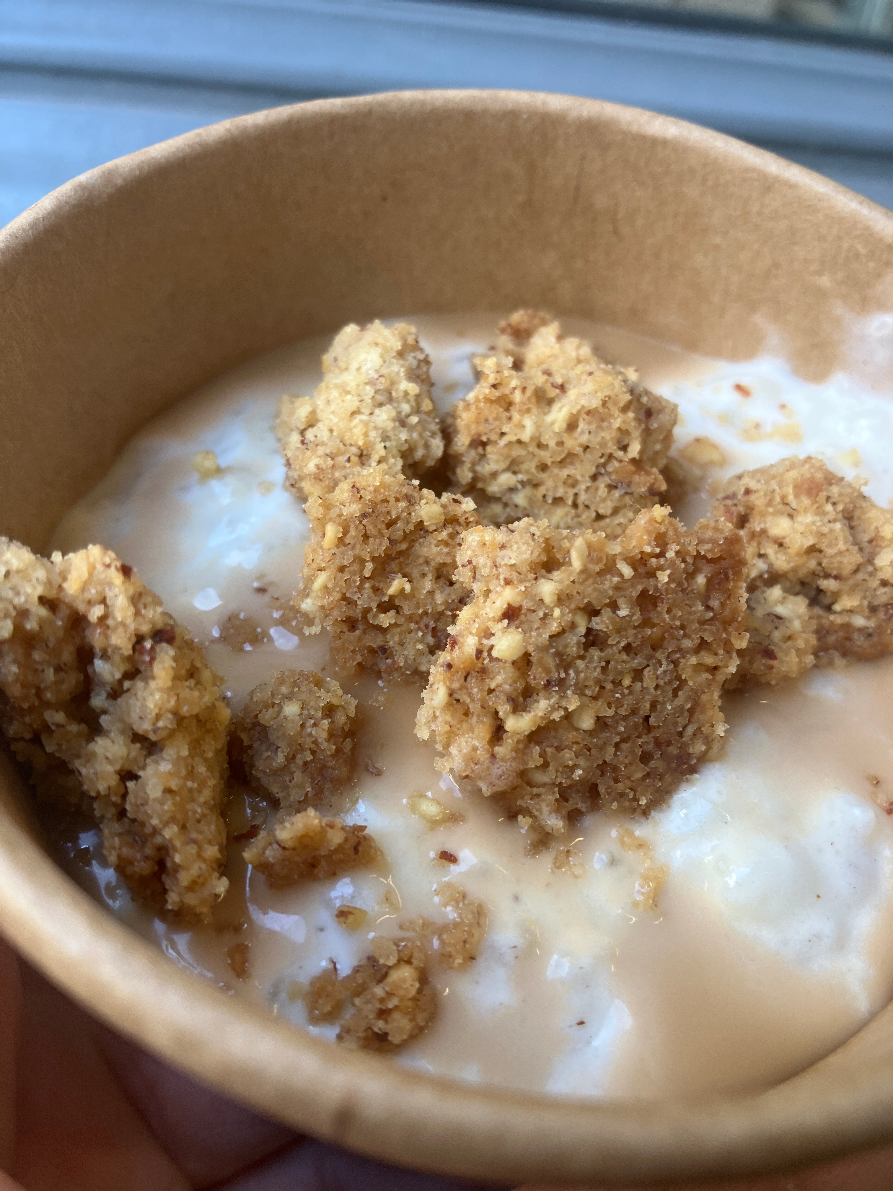 DESSERT : RIZ AU LAIT, CARAMEL BEURRE SALÉ, CRUMBLE AMANDE