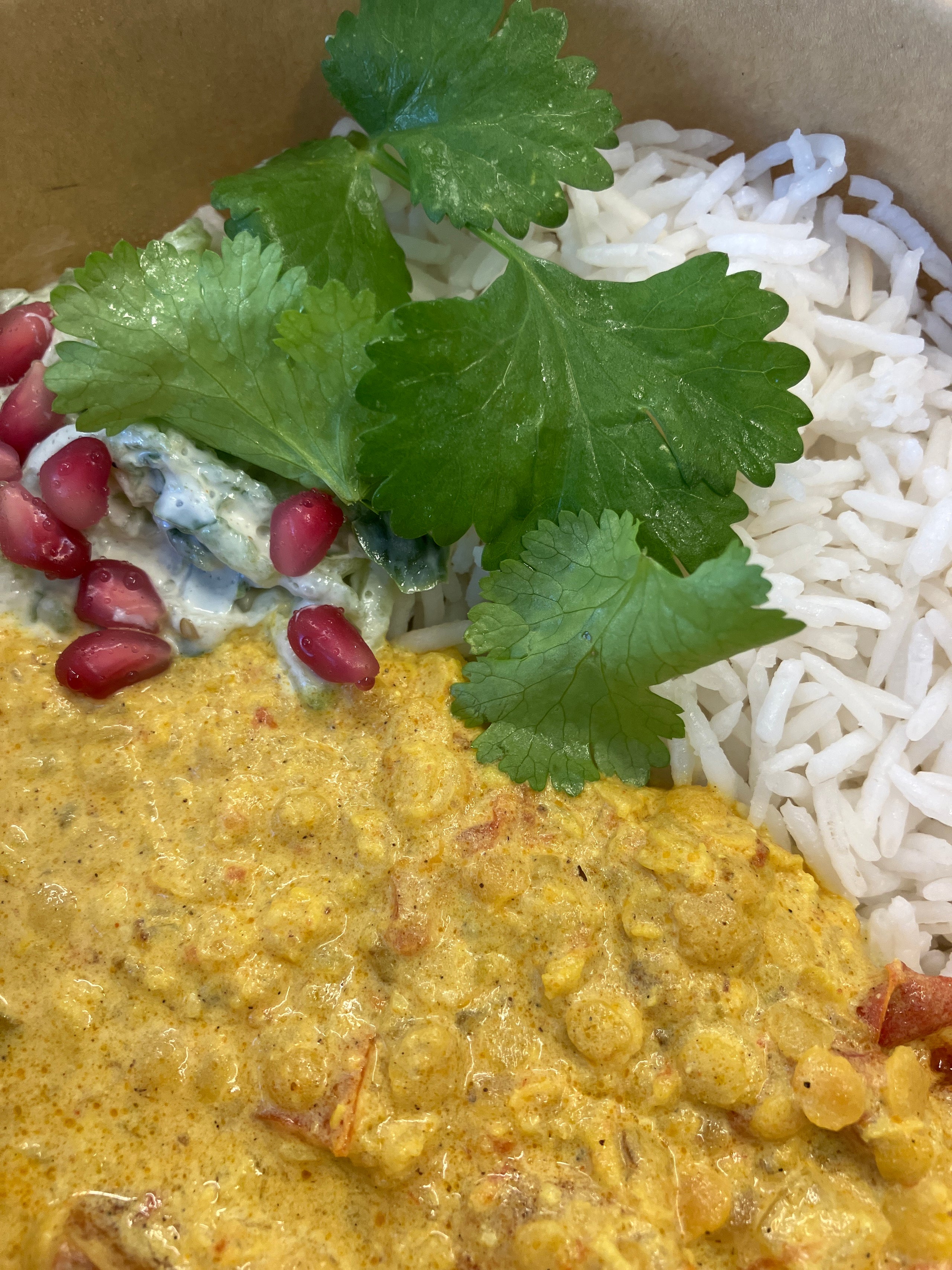 PLAT : DAHL DE LENTILLES CORAIL, RIZ PARFUME, CACAHUÈTE & CORIANDRE