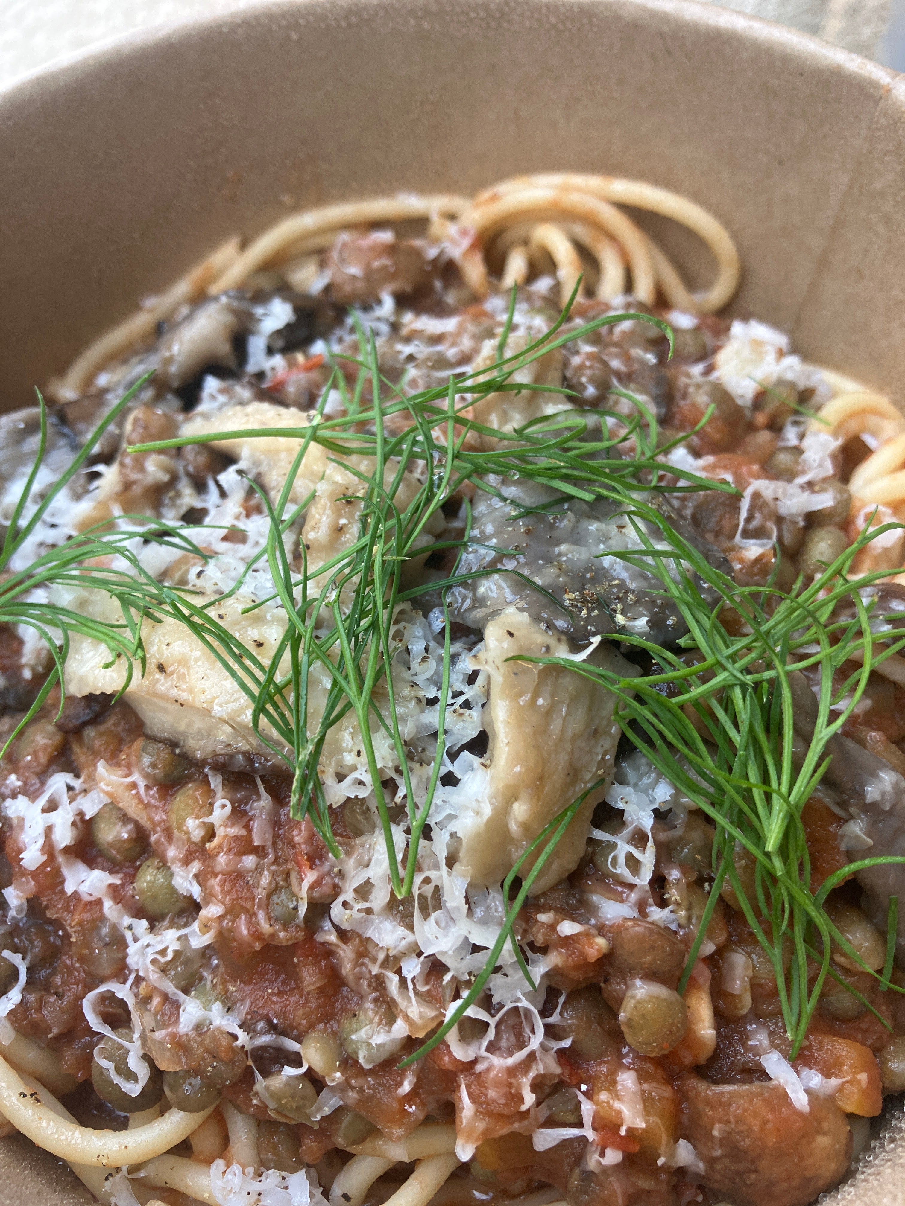 PLAT: BOLOGNAISE DE LENTILLES, SPAGHETTI ET CHAMPIGNONS (VÉGÉTARIEN)