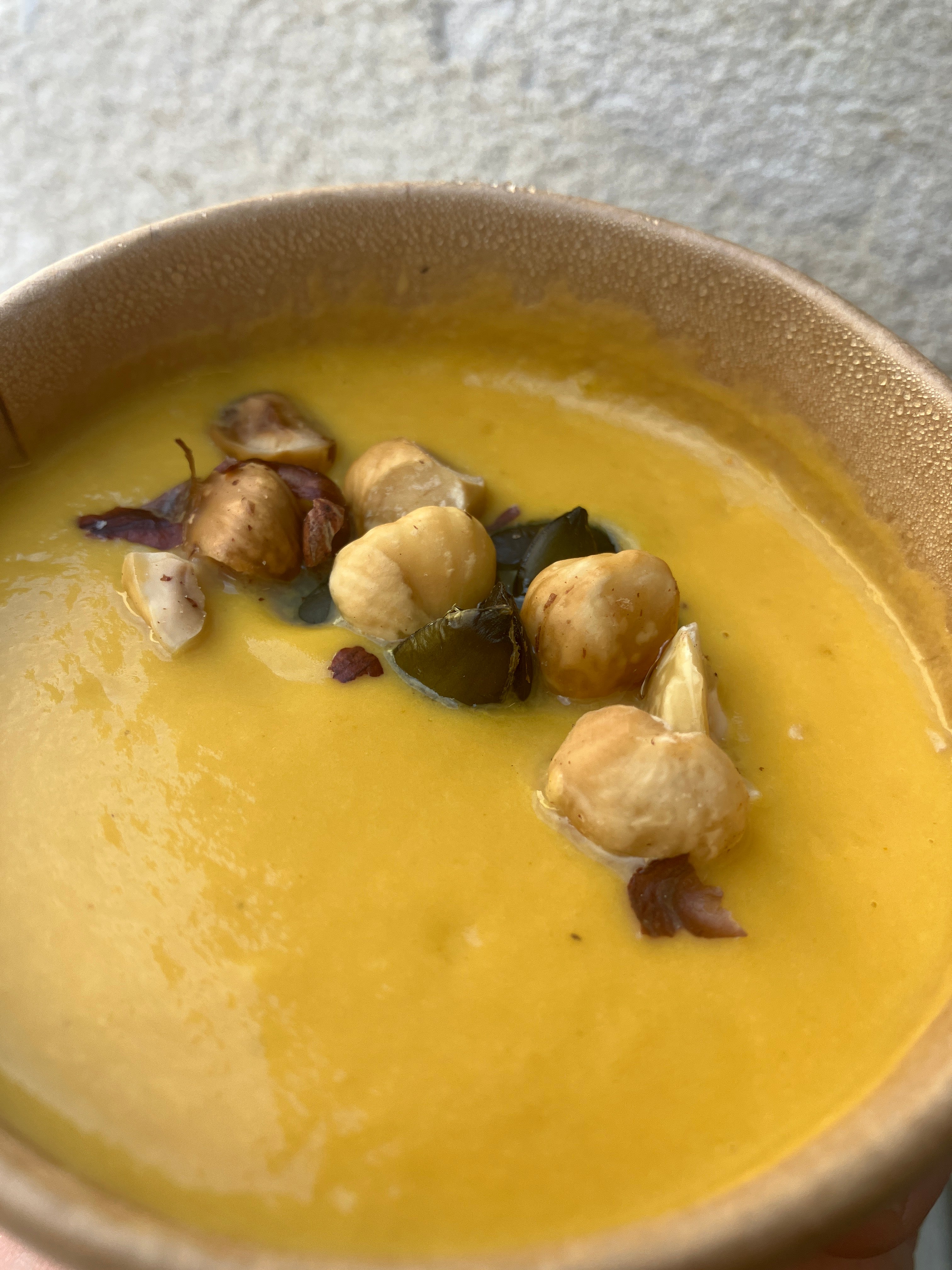 ENTRÉE : VELOUTÉ DE PATATES DOUCES AU LAIT DE COCO, GRAINES DE COURGE ET NOISETTES