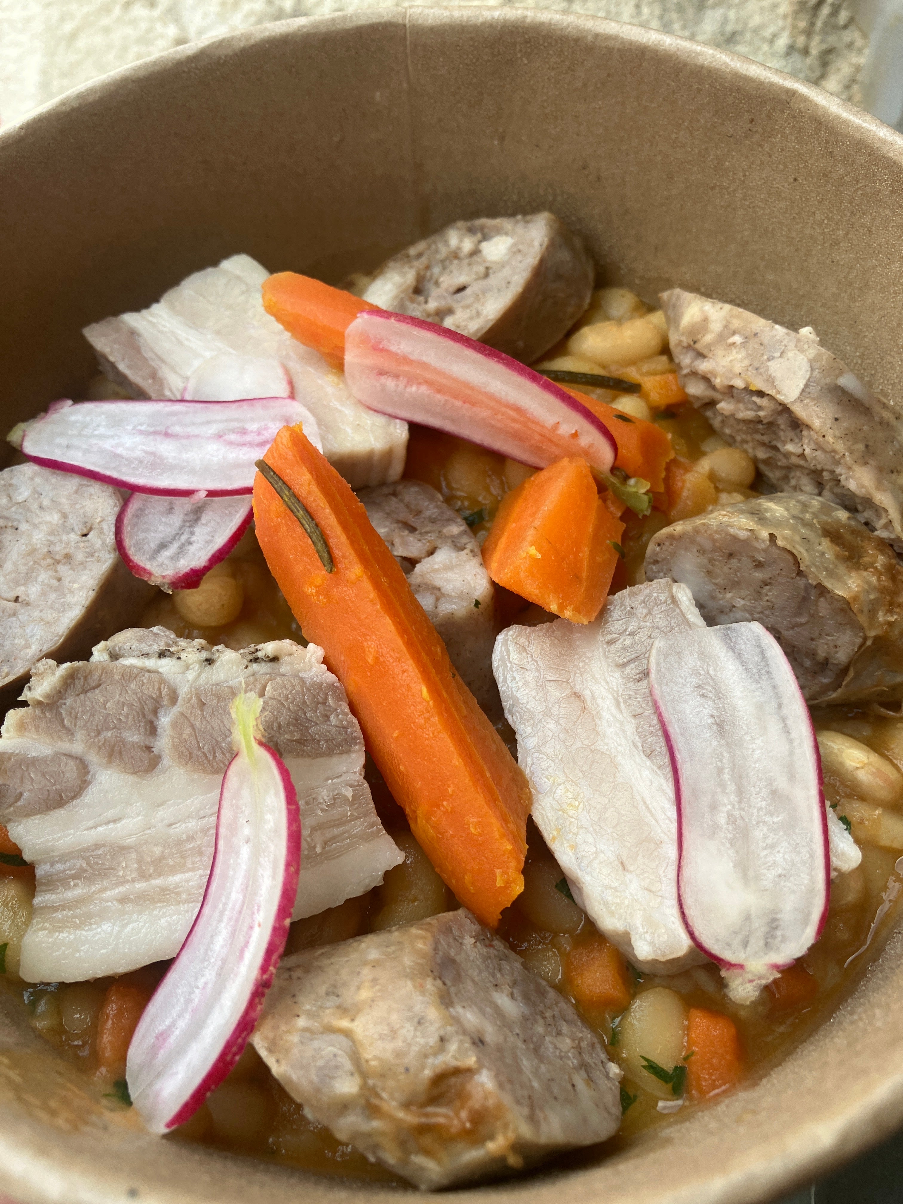 PLAT: COMME UN CASSOULET, POITRINE ET SAUCISSE, HARICOT BLANC, CAROTTES ET RADIS