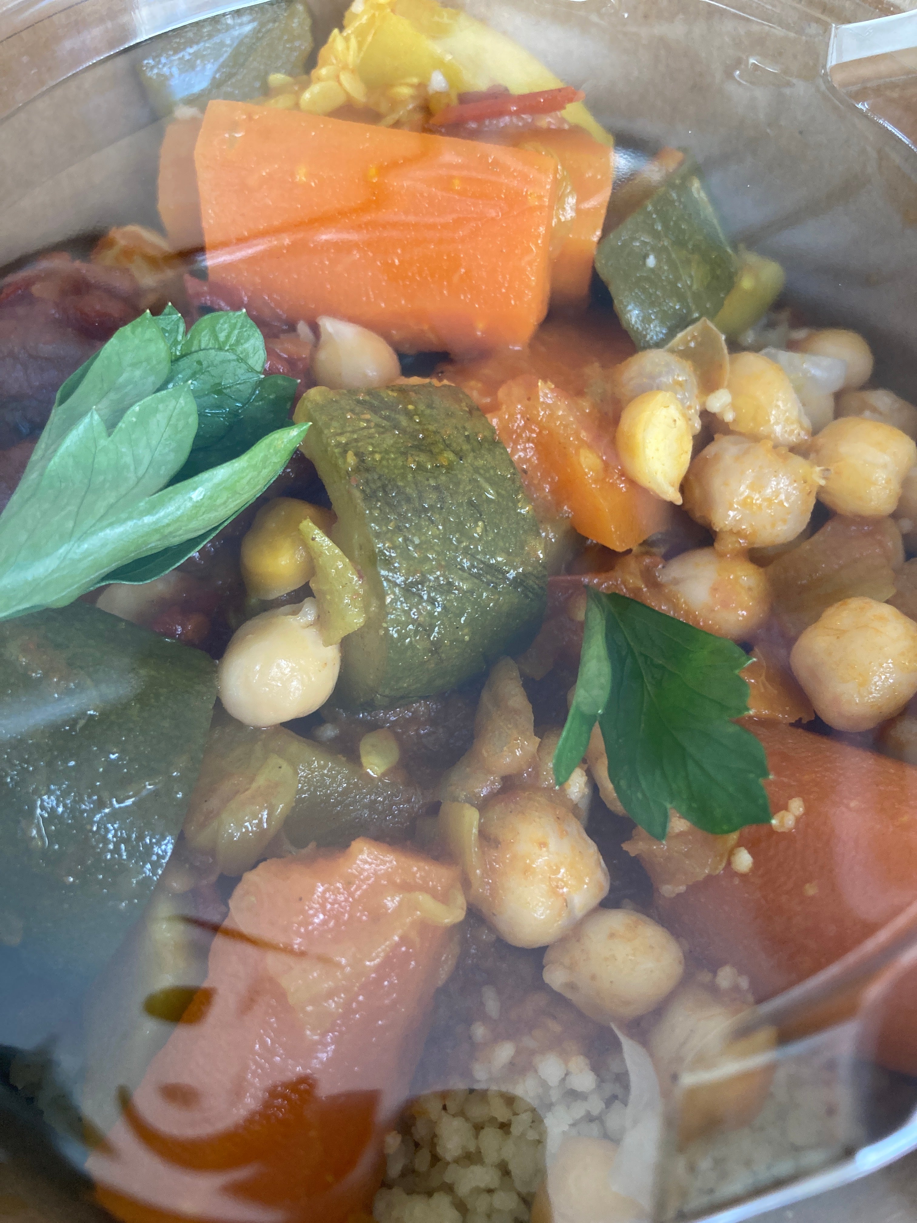 PLAT : COUSCOUS : LEGUMES, SAUCE AUX RAISINS, CREME BRASSÉE, AMANDES & MERGUEZ