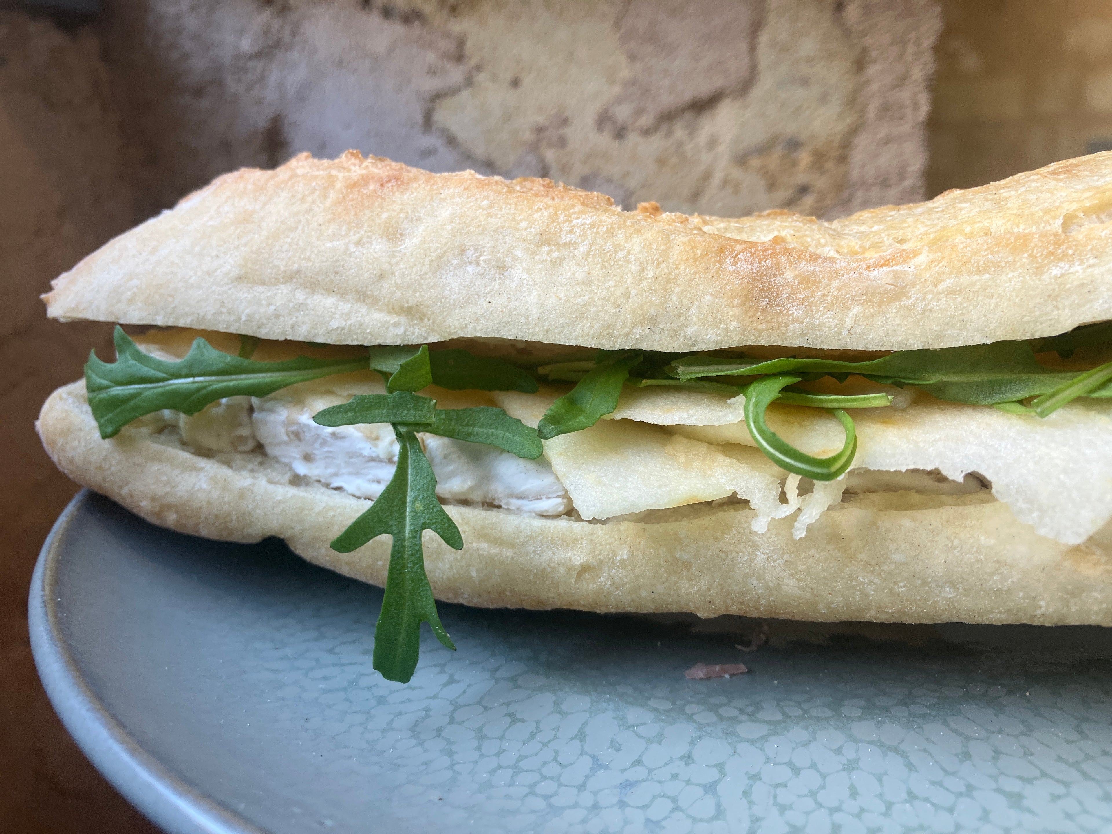 SANDWICH VEGGIE : BRIE, CONDIMENT ROQUETTE, & POMMES (PAIN BAGUETTE)
