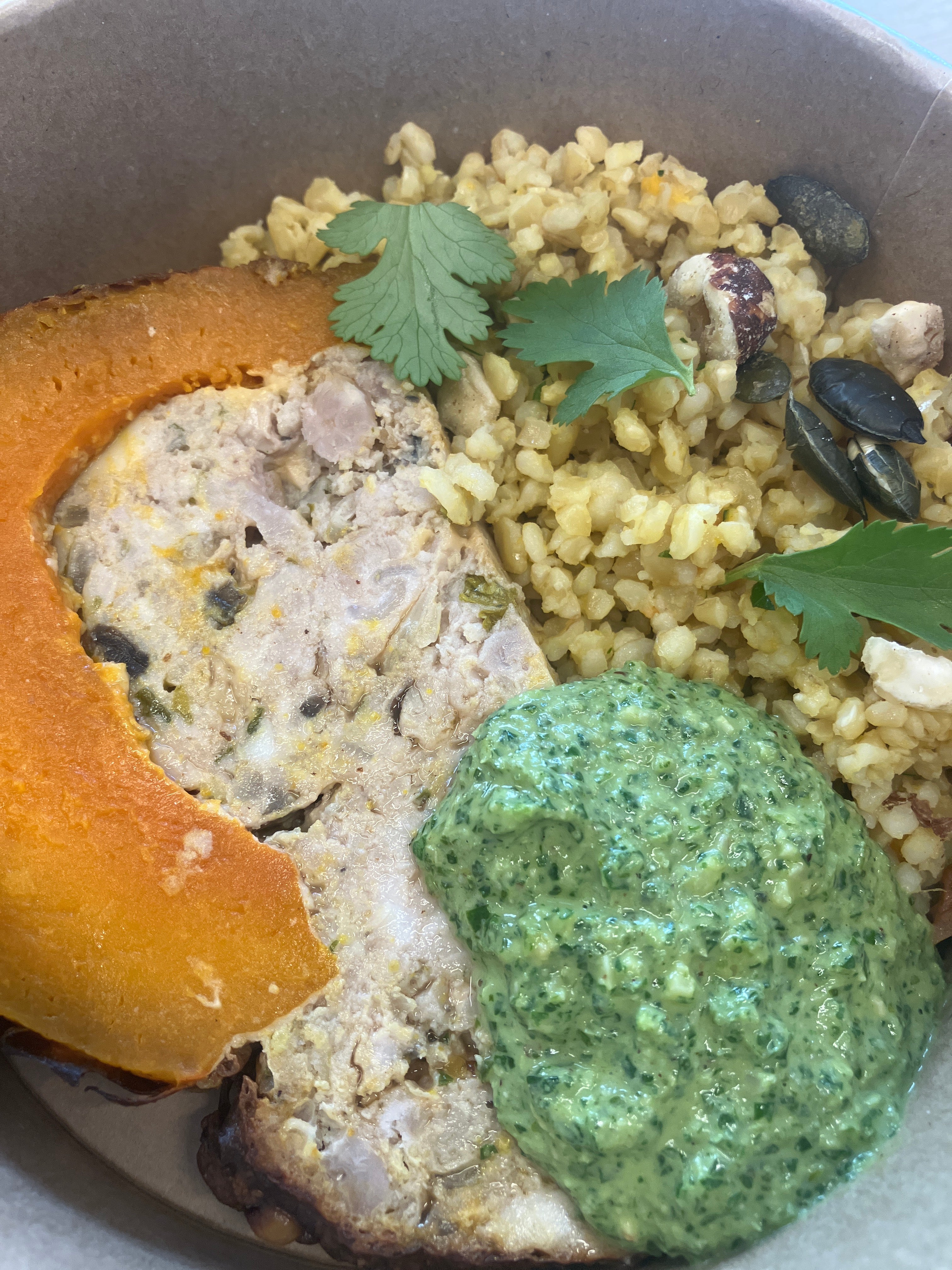 PLAT : POTIMARRON FARCI, COCHON, BOULGOUR & CONDIMENT TAHINI/HERBES FRAÎCHES