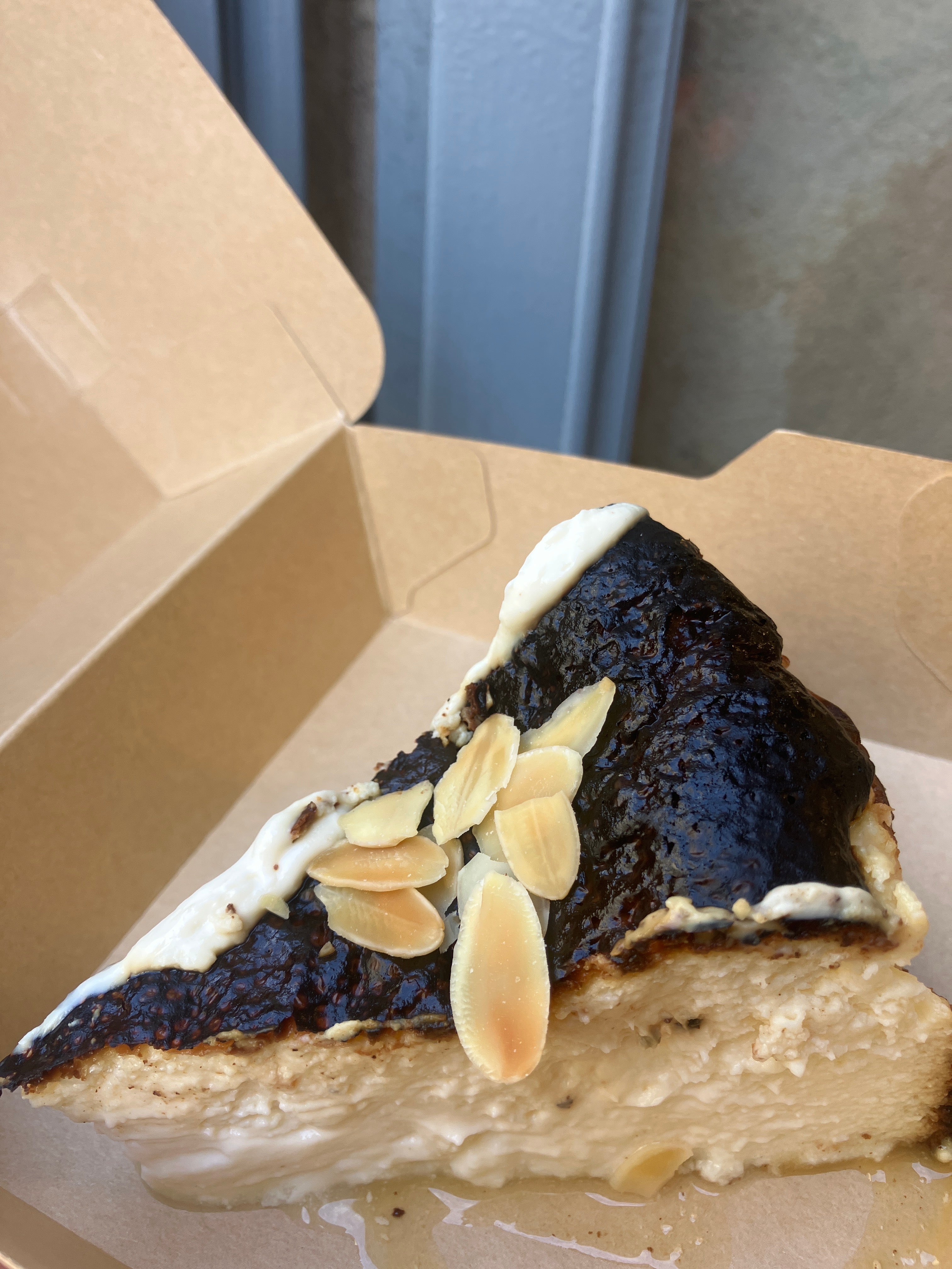 DESSERT : CHEESECAKE BASQUE AU FROMAGE FRAIS D’ISIGNY, AMANDES EFFILÉES